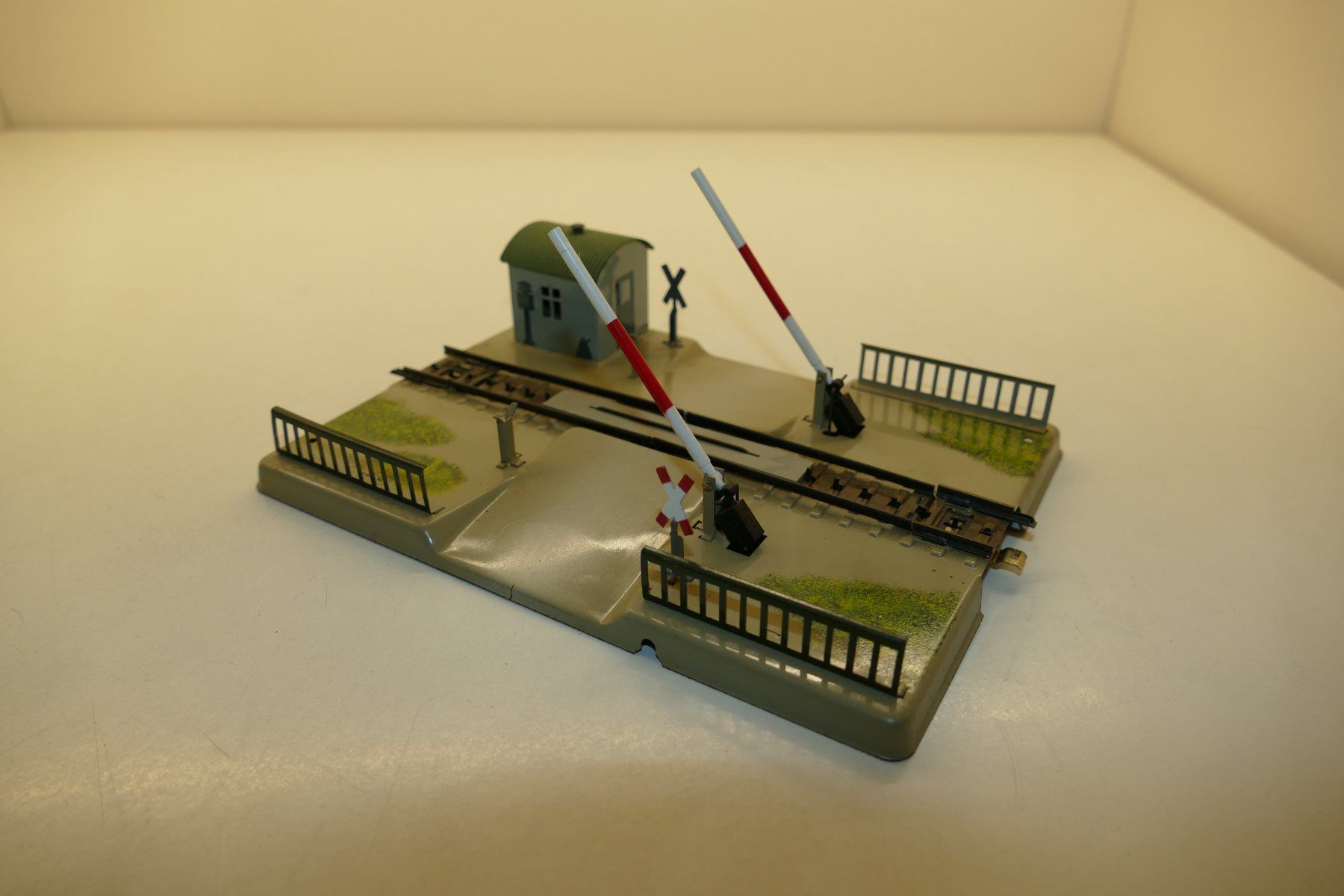 Märklin Modellini di ferrovie: Märklin H0: Mechanischer Bahnübergang – Usato da Niederhasli venduto da rail-duerst 3
