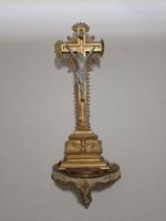 Crucifix doré et blanc sur pied, style ancien