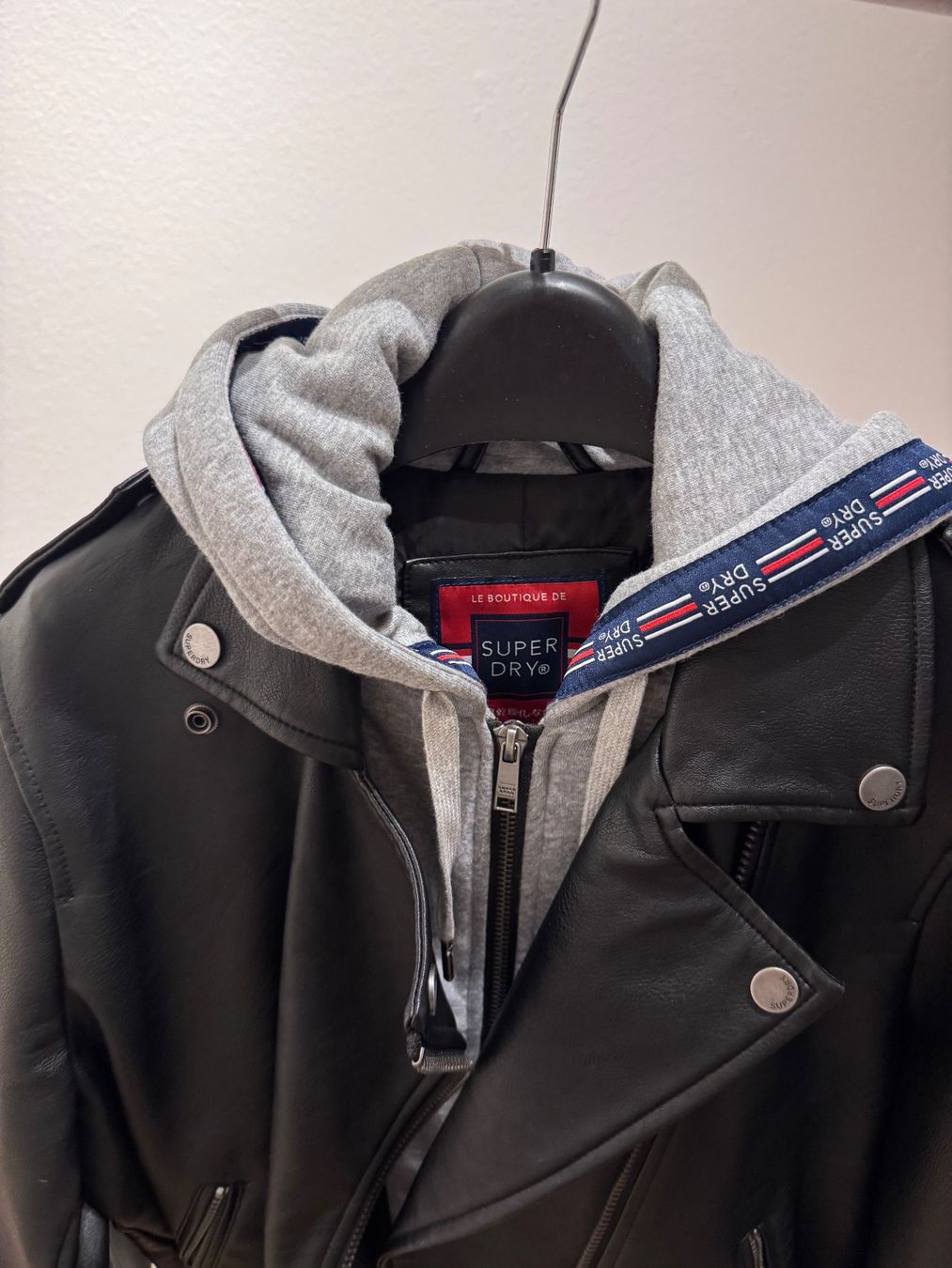 Superdry Giacche: Superdry  (Kunst-)Lederjacke Schwarz mit Kapuze – Usato da Zürich venduto da GC96 1