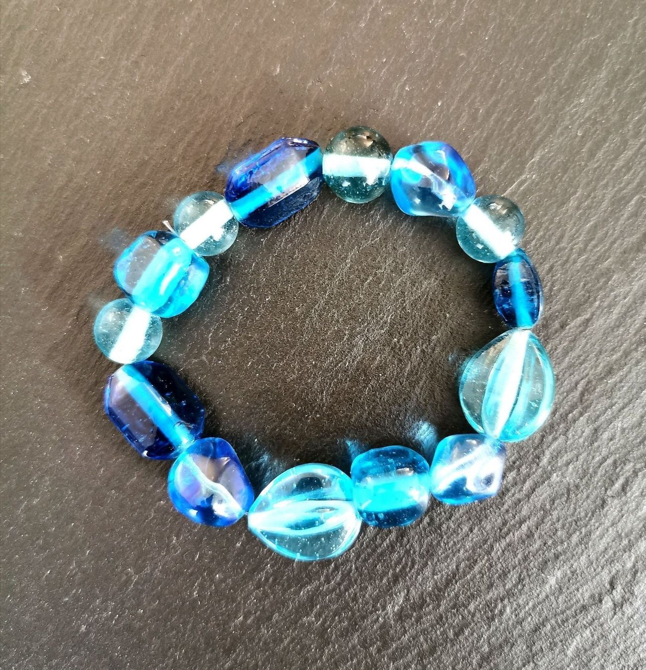 Bracciali & Braccialetti: Bracelet camaïeu de perles bleues – Nuovo e nell'imballaggio originale da Veyrier venduto da Leilazizou 2