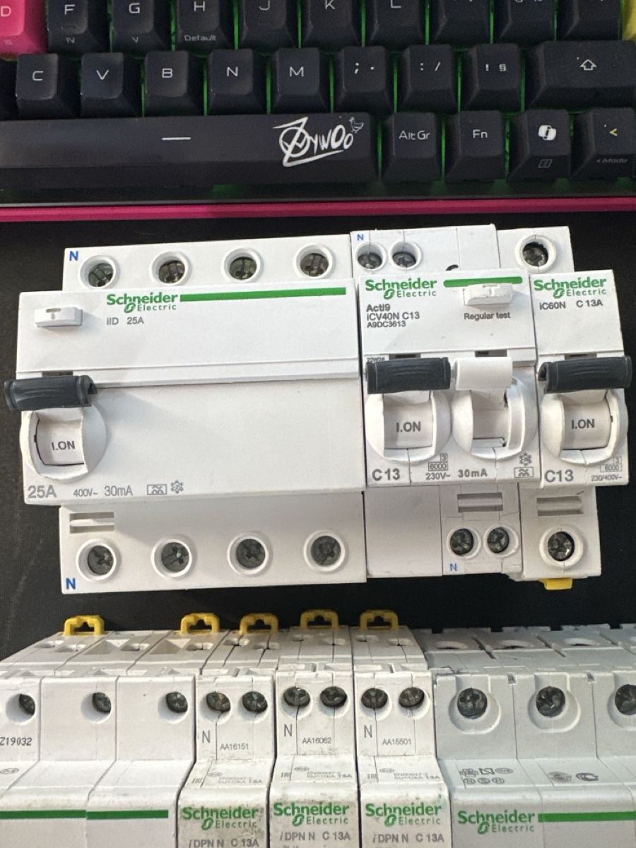 Schneider Interrupteurs: Lots Disjoncteurs Schneider Electric  – D'occasion à Meyrin par gue_m6zn 1
