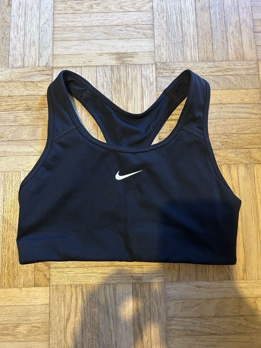Nike Tops: Sports Bra Nike  – D'occasion à Zürich par chi_7k5b