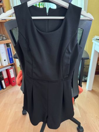 Süsser kurzer Jumpsuit