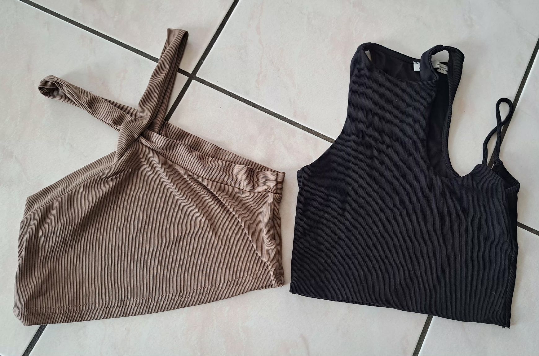 Lotti di vestiti: Lot de 2 tops d'été – Usato da RIAZ venduto da Betty012