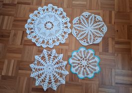 4 napperons au crochet ronds/4 gehäkelte Deckchen rund