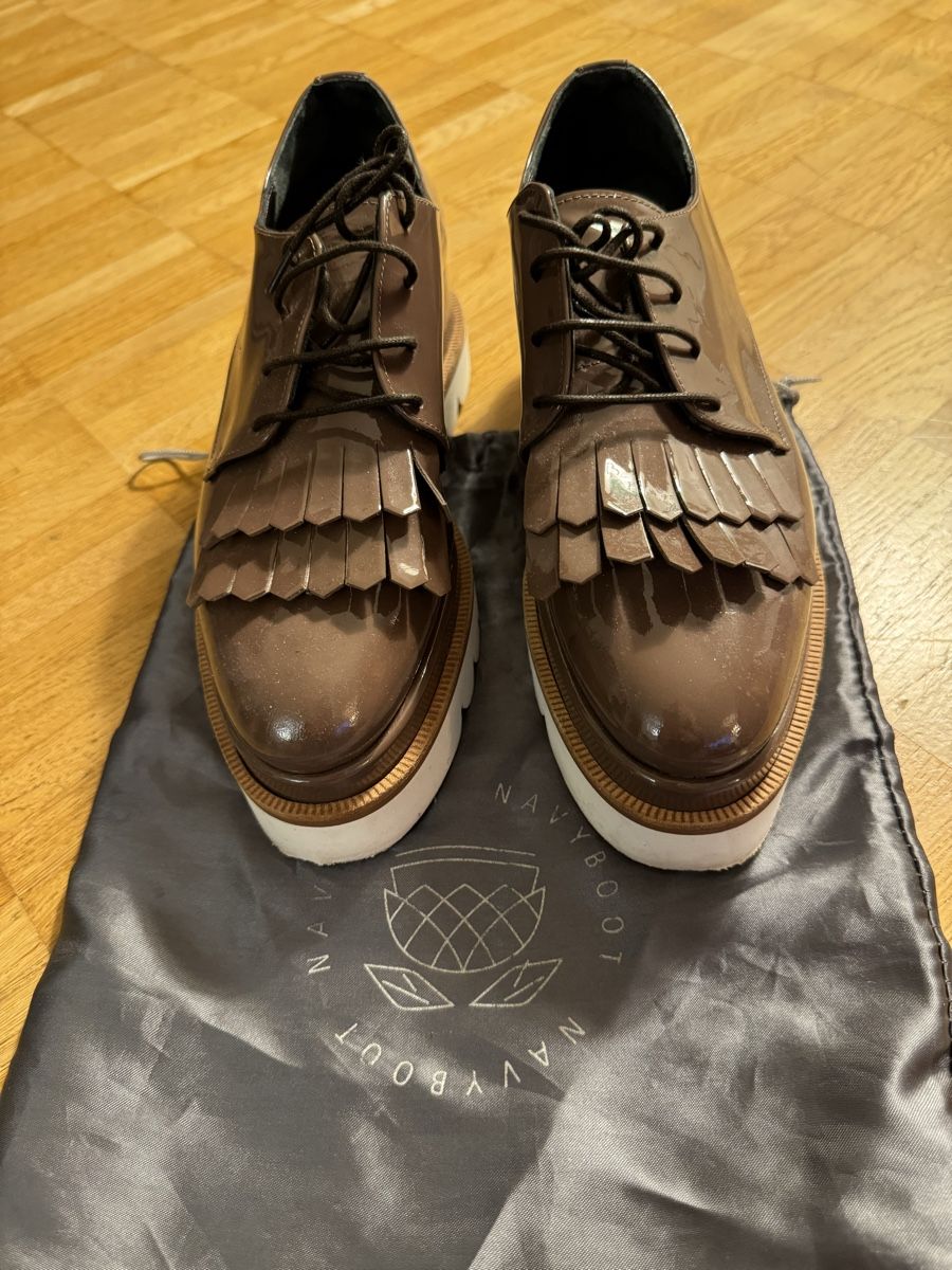 Navyboot Damenschuhe: Navyboot Lackschuhe Plateau Gr. 37 Braun/Toupe – Gebraucht aus Steinhausen von Mimirose114 1