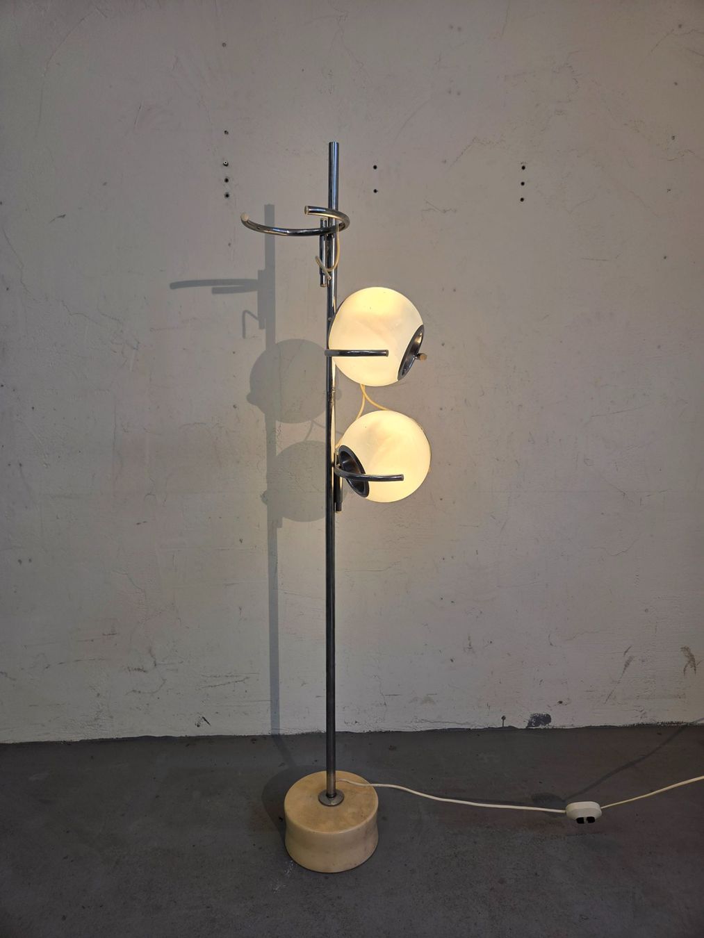Lampade: 31.) Space Age Augapfel Stehlampe – Usato da Zürich venduto da PeterPanama