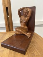 Alte Buchstütze Skulptur aus Terrakotta, nackte Frau Jugends
