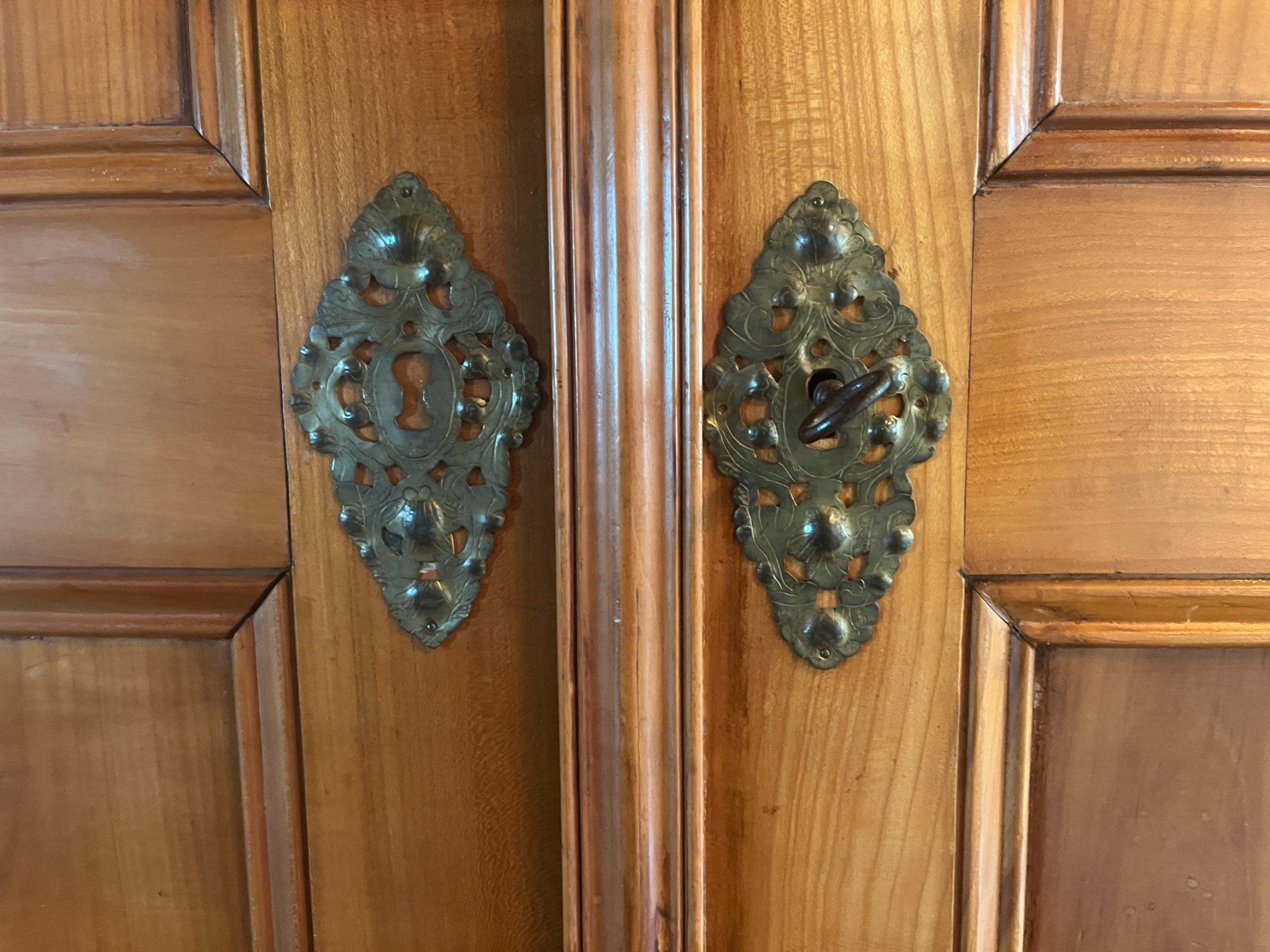 Armadi: Wunderschöner Massiver Holzschrank Chriesiholz – Usato da Zürich venduto da leia12 7