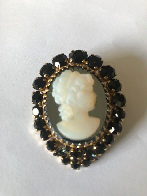 jolie broche années 50 camée sur verre