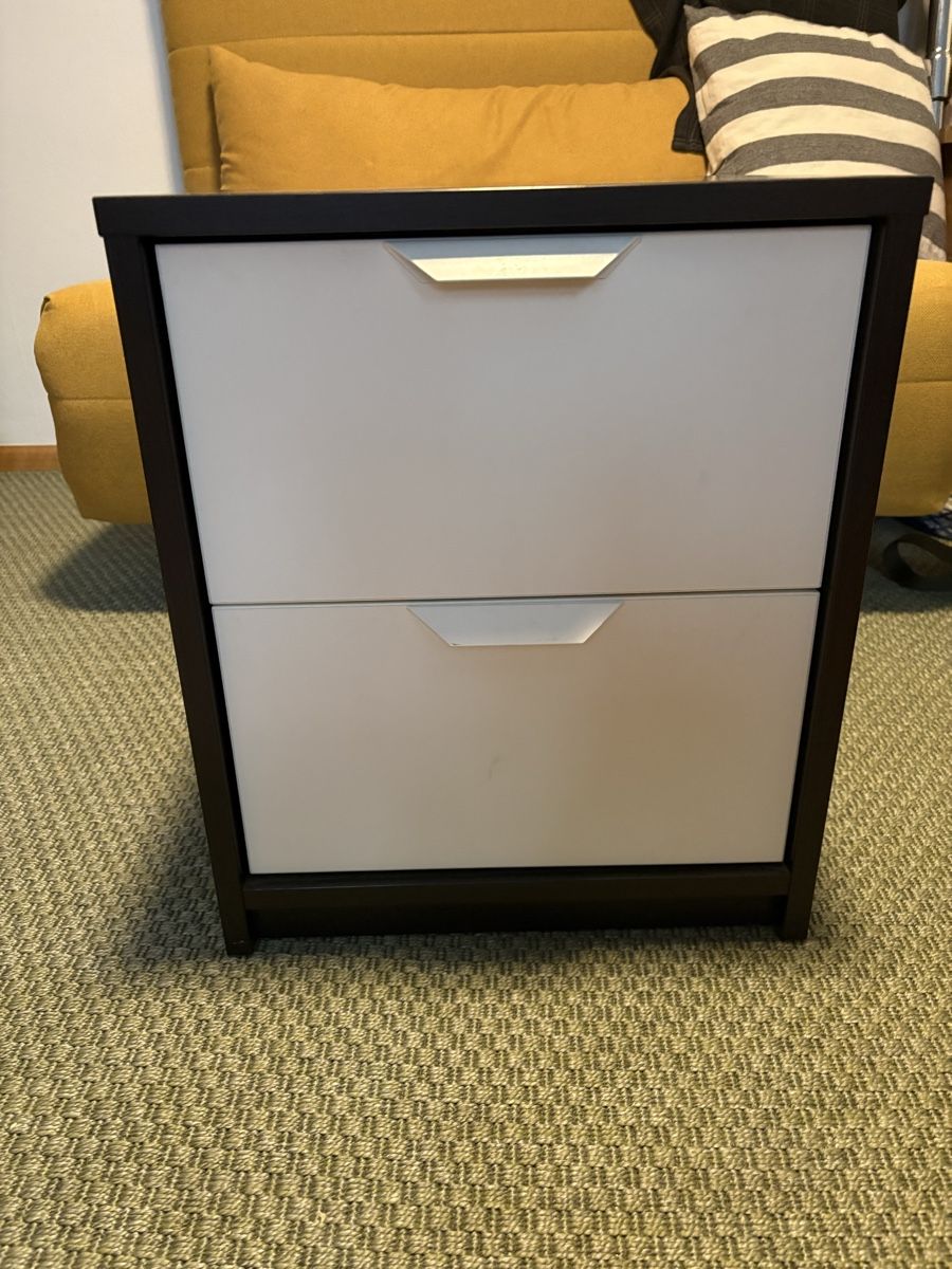 Ikea Comodini: Nachttisch IKEA in Schwarz/Weiss – Usato da Basel venduto da Puptuup 1