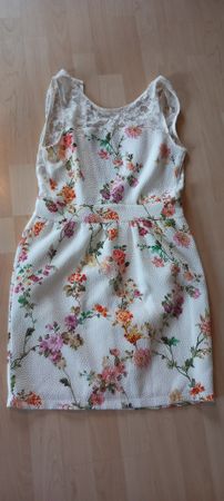 Sommerliches Kleid mit Blumenmuster, Grösse 36, Top!