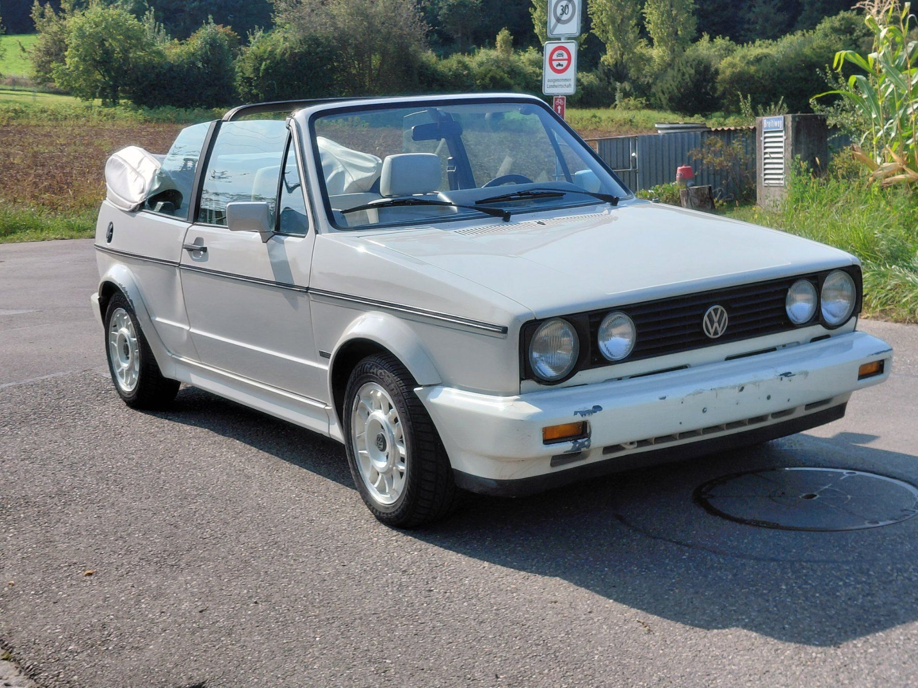 VW Automobili: VW Golf Cabrio MK1 1.8 White Special – Difettoso da Menziken venduto da ZiolkowskiAutomotive 2