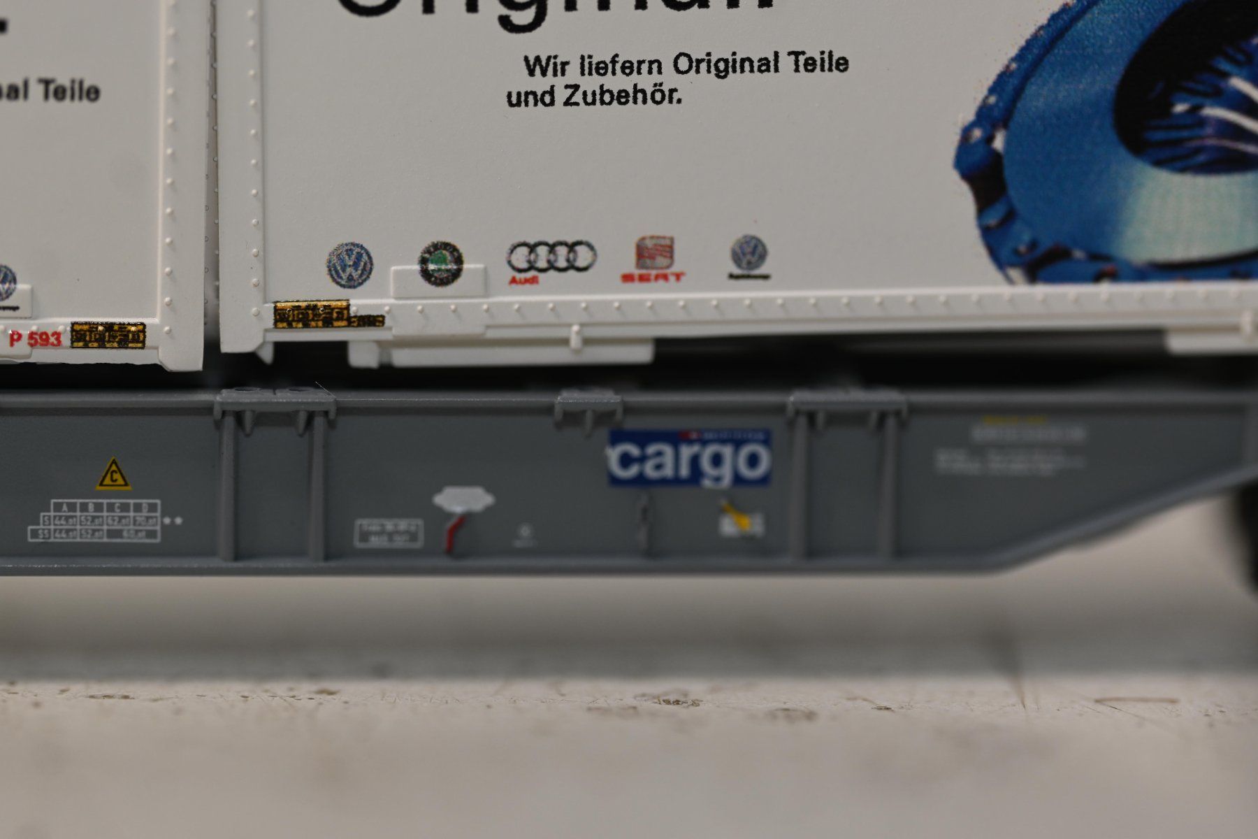 Modellini di ferrovie: Güterwagen mit Container Spur N – Usato da Laupen ZH venduto da Zmoewe 3