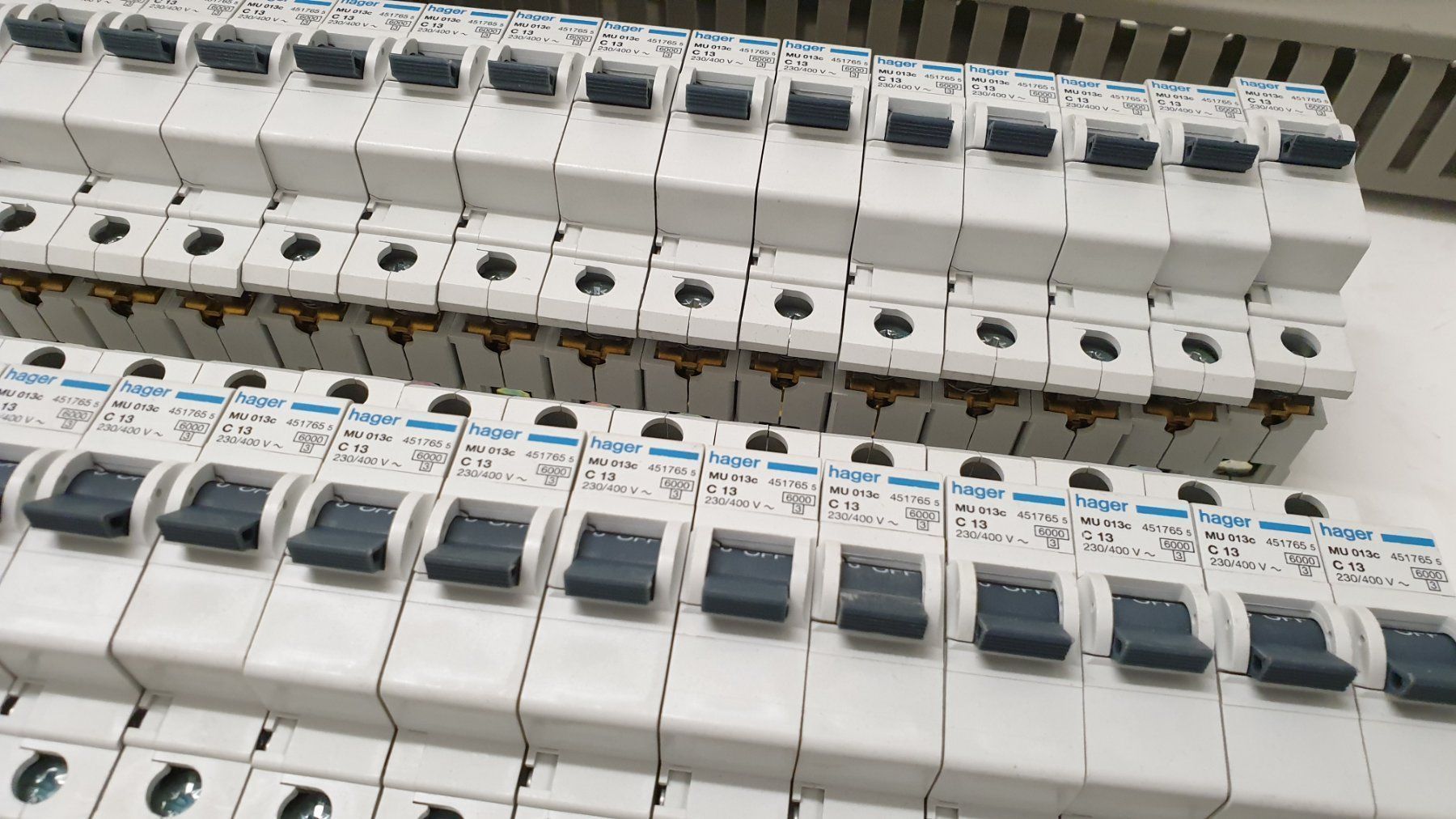 Interruttori: Grosser Posten Elektromaterial HAGER – Usato da Hinteregg venduto da Amerizium 6
