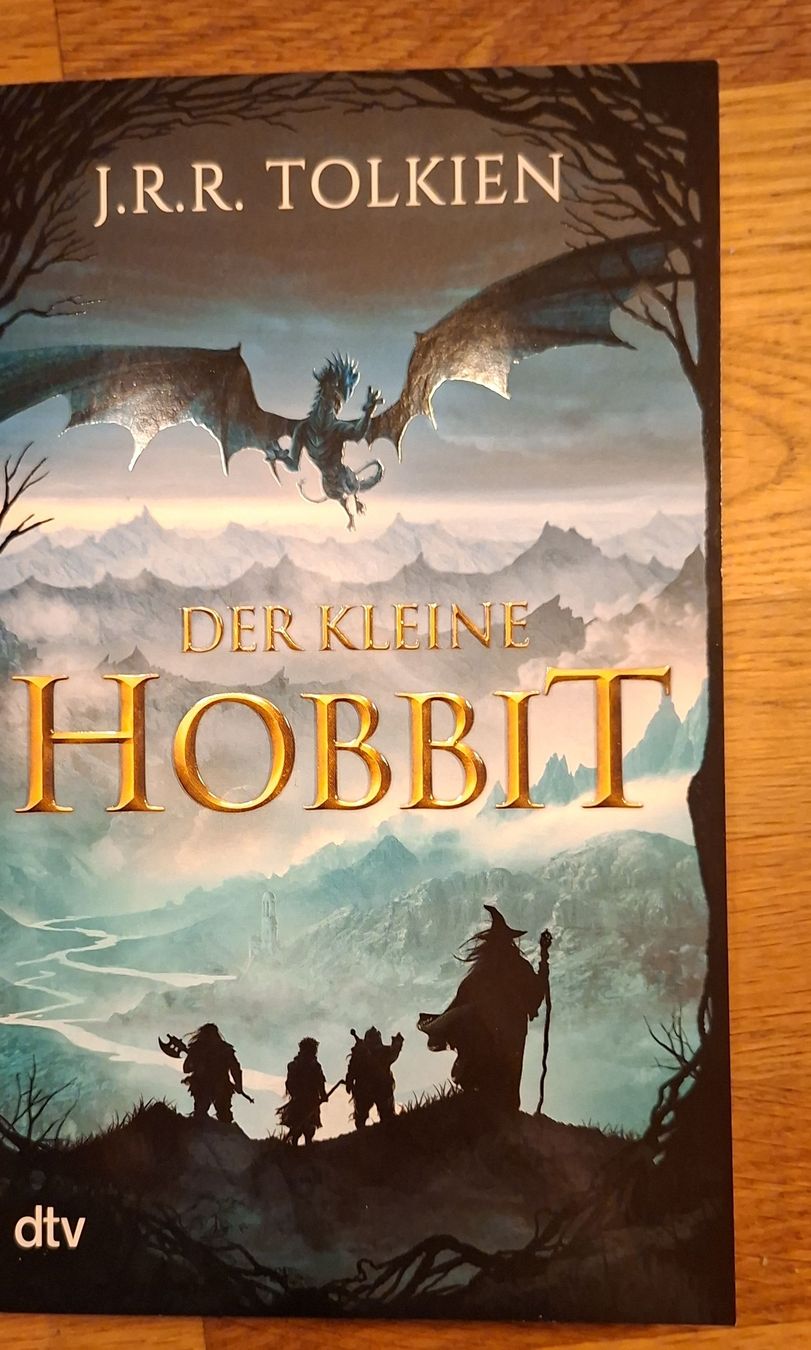 Libri: Der kleine Hobbit - J.R.R. Tolkien – Nuovo (secondo la descrizione) da Oeschenbach venduto da wid_7yqd