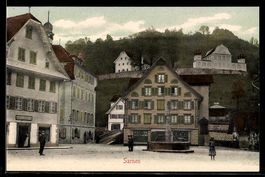 AK Sarnen, Platz mit Brunnen, Panorama