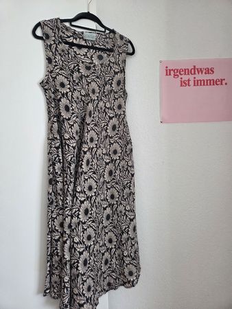 Damen Kleid schwarz hellbeige Blumenmuster ärmellos