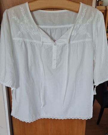 Hübsche weisse Bluse mit Stickerei 