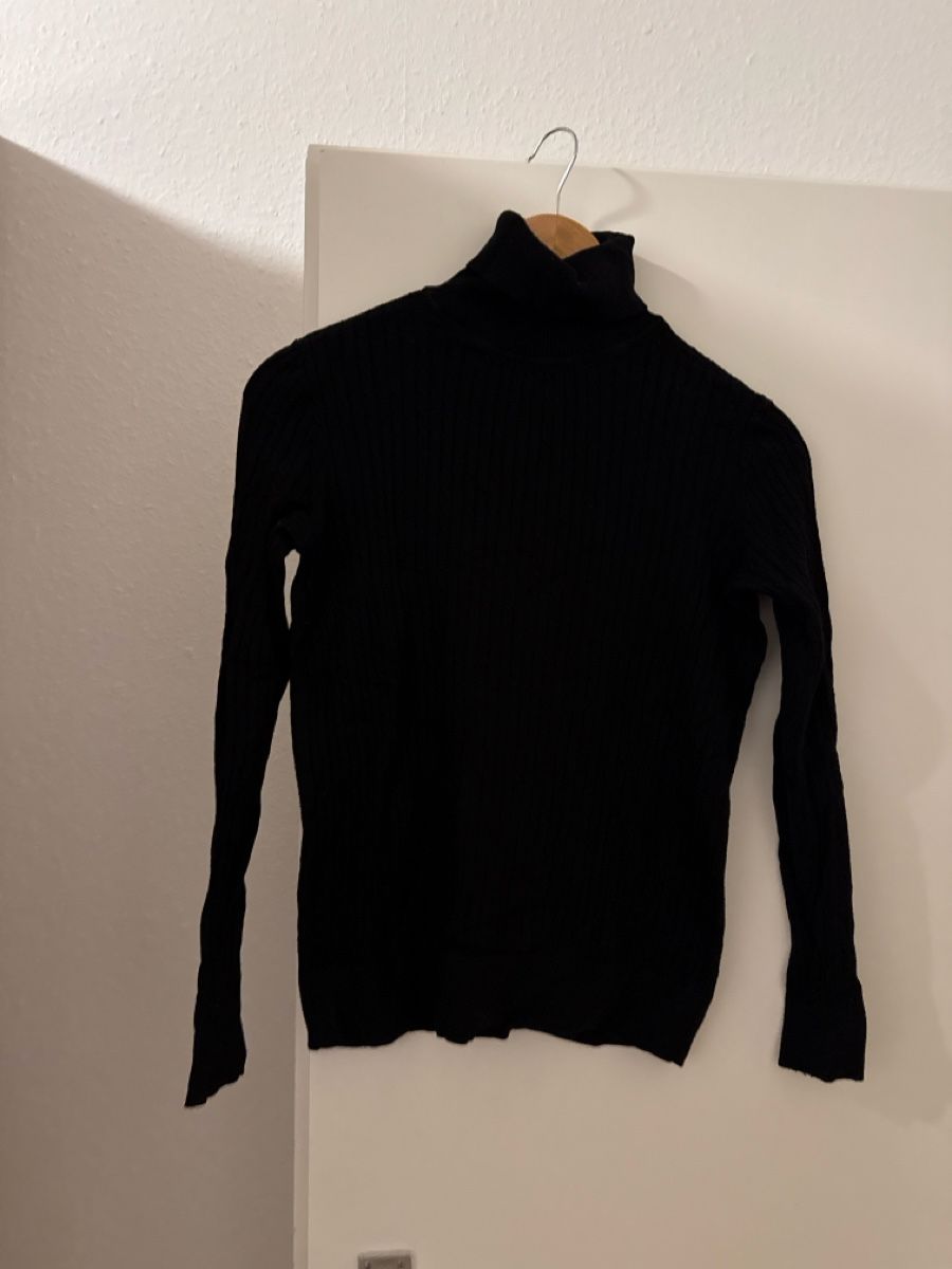 Maglioni & Felpe: Pull noir à col roulé, idéal pour l'hiver, taille M – Usato da Les Acacias venduto da ari_xv29