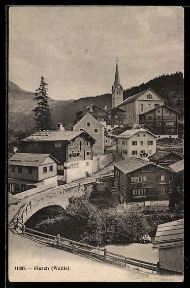 Cartoline postali: Fiesch /Wallis, Ort mit Kirche und Brüc – Usato da Berlin venduto da bartko-reher