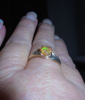 Echtschmuck: Welo-Opal-Goldring. Grösse 56/18