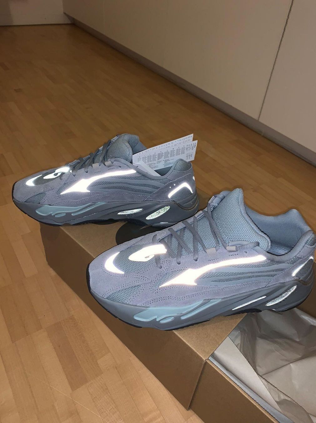 Herrenschuhe: Yeezy Boost 700 V2 Hospital Blue size 44 – Neu und originalverpackt aus Küsnacht ZH von Matrix1977 2