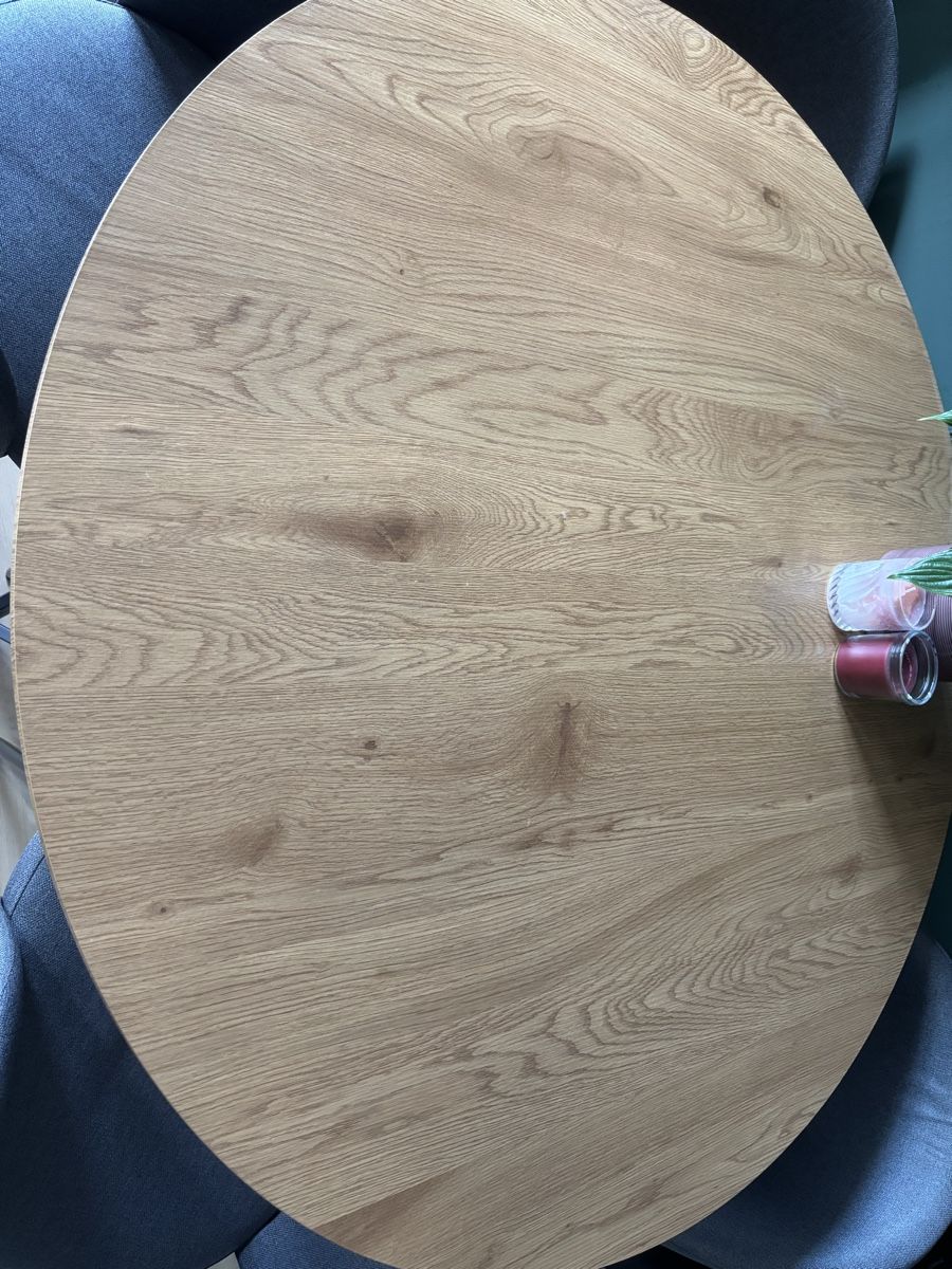 Set de table et chaises: Runder Esstisch Eichenoptik mit vier Stühlen grau – Neuf (Voir description) à Zürich par Cami_kleider 1