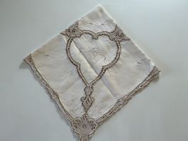 Wunderschöne Tischdecke in hellem beige