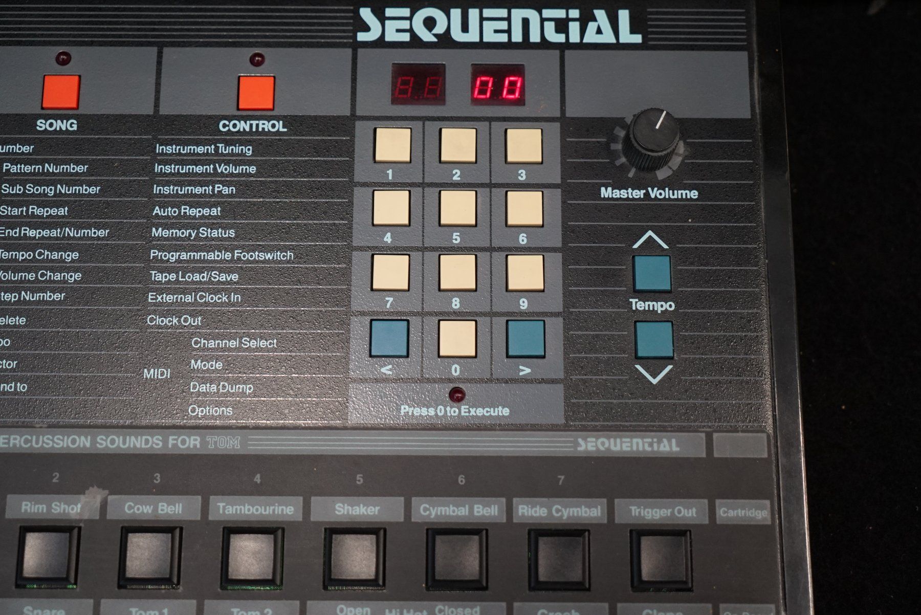 Sequential Strumenti musicali: Sequential TOM Model 420 Drum Machine mit Netzteil 2 Cards – Usato da Ortschwaben venduto da Musictrade 4