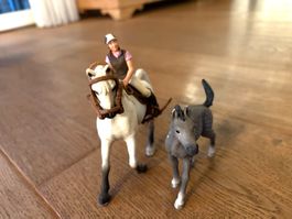 Schleich Pferd mit Reiterin und Fohlen