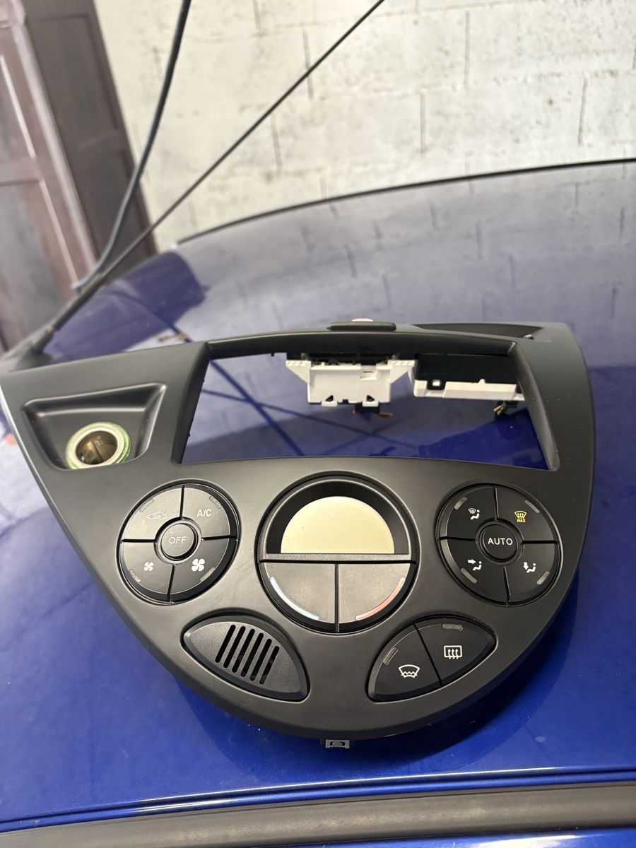 Toutes les pièces auto: Commande clim auto 2DIN Ford focus mk1 – D'occasion à Fleurier par gas_vf5g