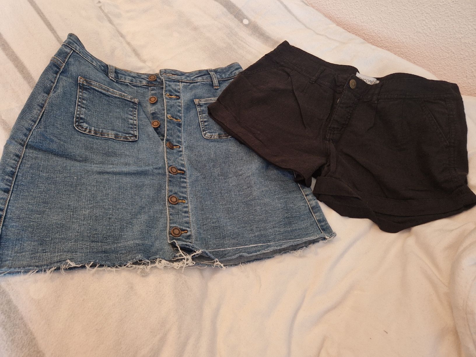Lotti di vestiti: Jeansrock und Short M – Usato da Ebikon venduto da kov_9vqb