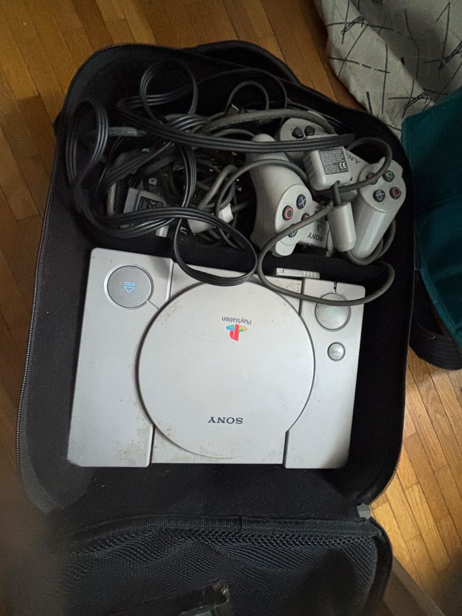 Sony Console: Console PlayStation 1 avec accessoires et mallette – Usato da Genève venduto da zah_c2zd