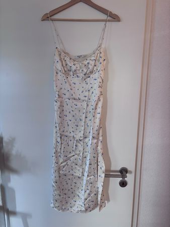 Robe midi fleurie NA-KD satinée taille 34
