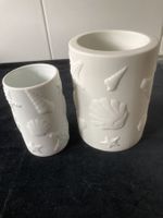 2 weisse Behälter mit Muscheln- Muster