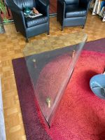 Couchtisch Glas dreieckig mit Holzbeinen