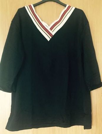 Pull noir col en V large