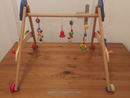 Holz Spielgestell mit Anhänger und Rollen in gutem Zustand