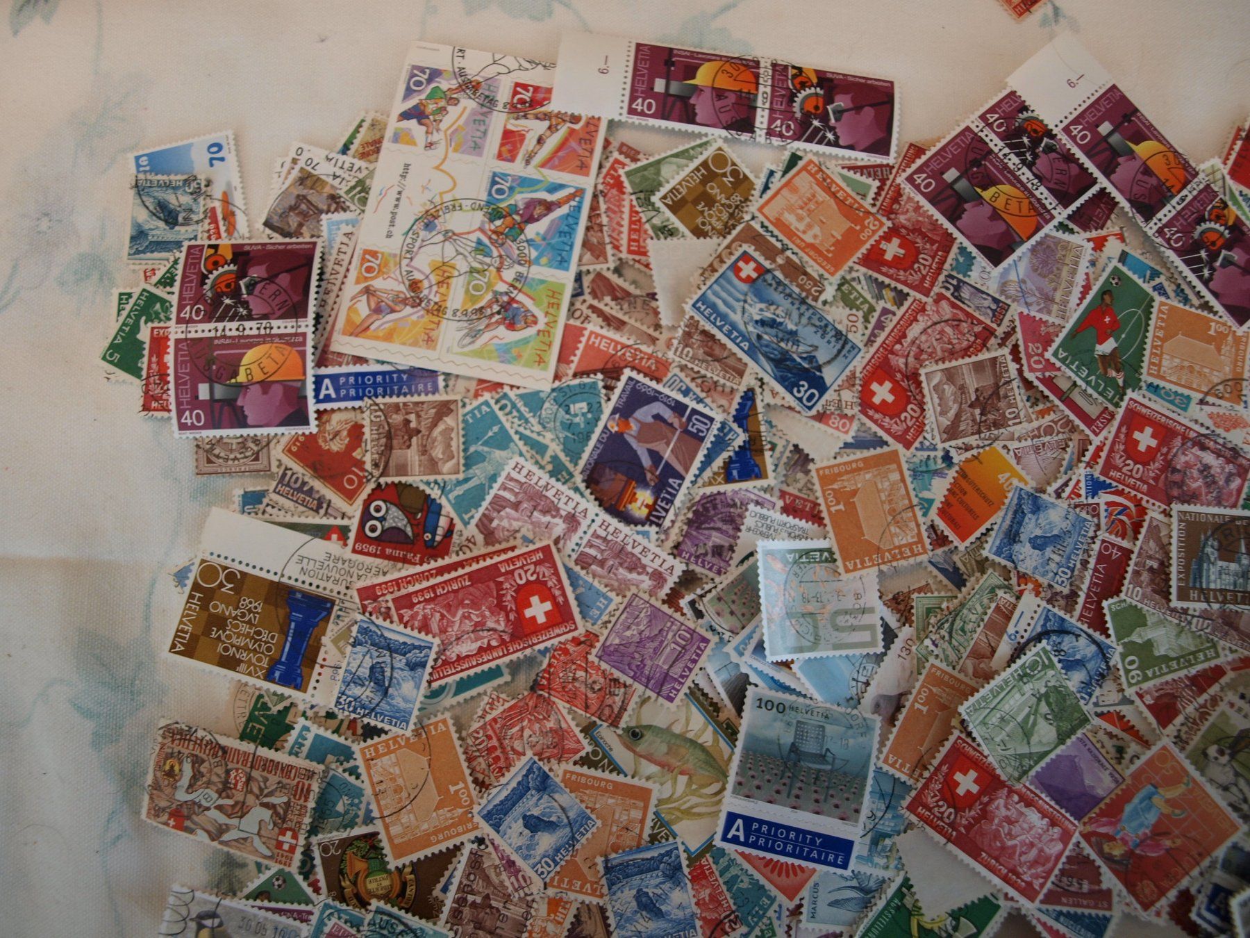 Alle Briefmarken: 1000 Schweizer Briefmarken über 70g Gebraucht siehe Bilder – Gebraucht aus Aarau von Marcele0 1