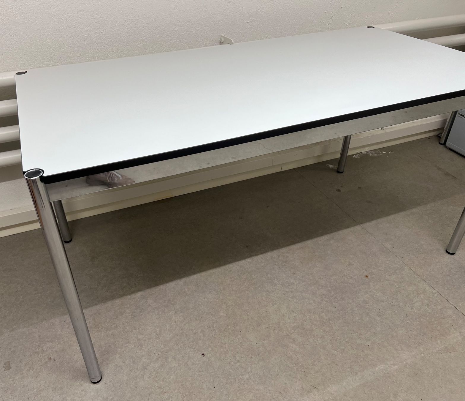 USM Tavoli: USM Schreibtisch 150x75 cm weiss – Usato da Basel venduto da La.Bonne.affaire 1