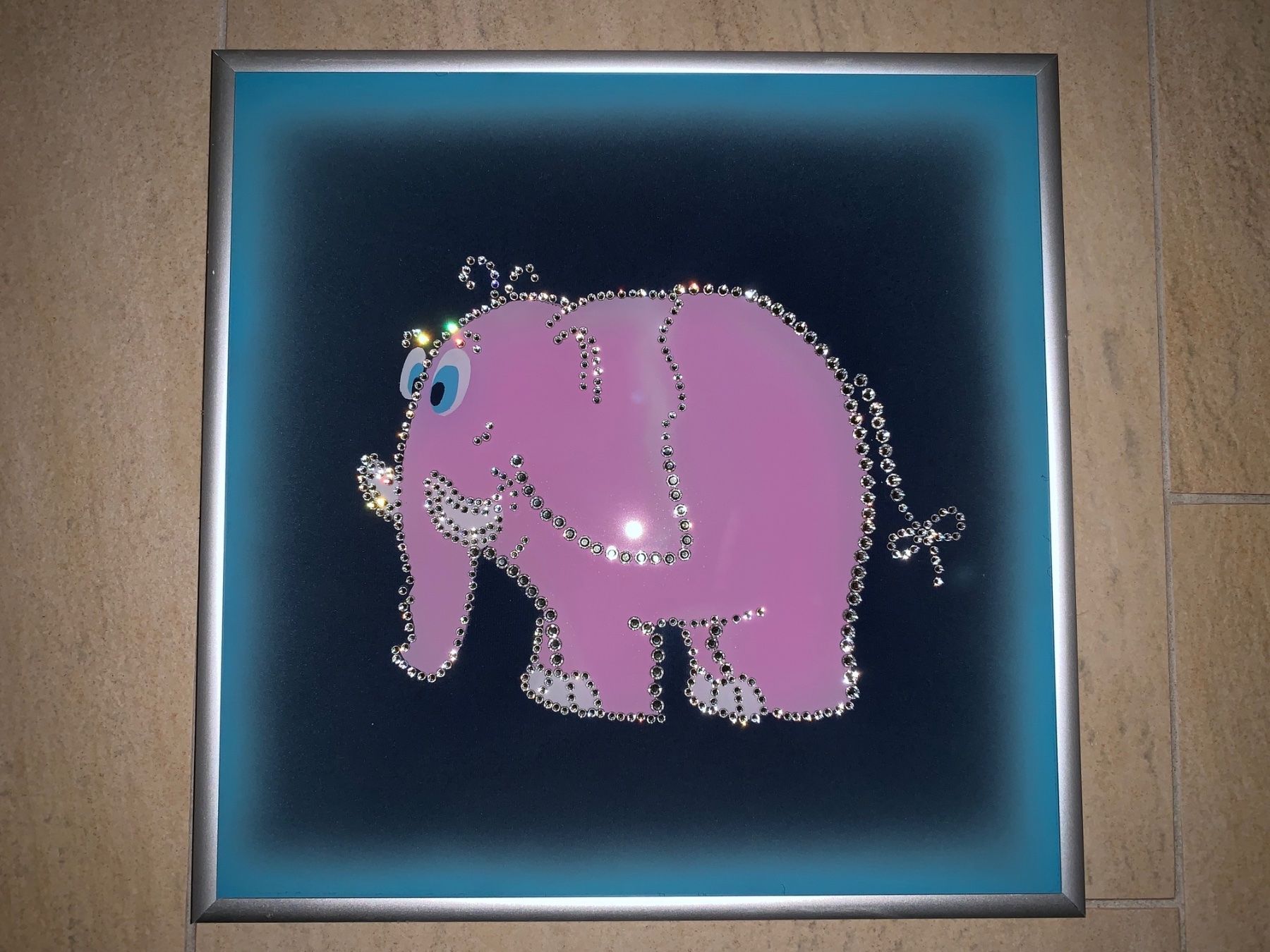 Swarovski Tutte le decorazioni: Tableau avec cristaux de Swarovski "Éléphant rose" – Usato da St-Gingolph venduto da GoldenKeys