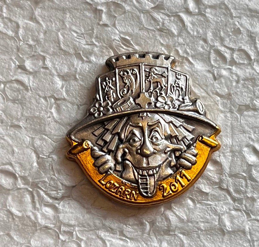 Placchette & Badge: Fasnachts Pin Luzern 2011 – Usato da Obernau venduto da Wgnom