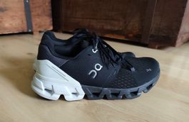 On Cloudflyer 4 Laufschuhe - Grösse 39 - schwarz/weiss