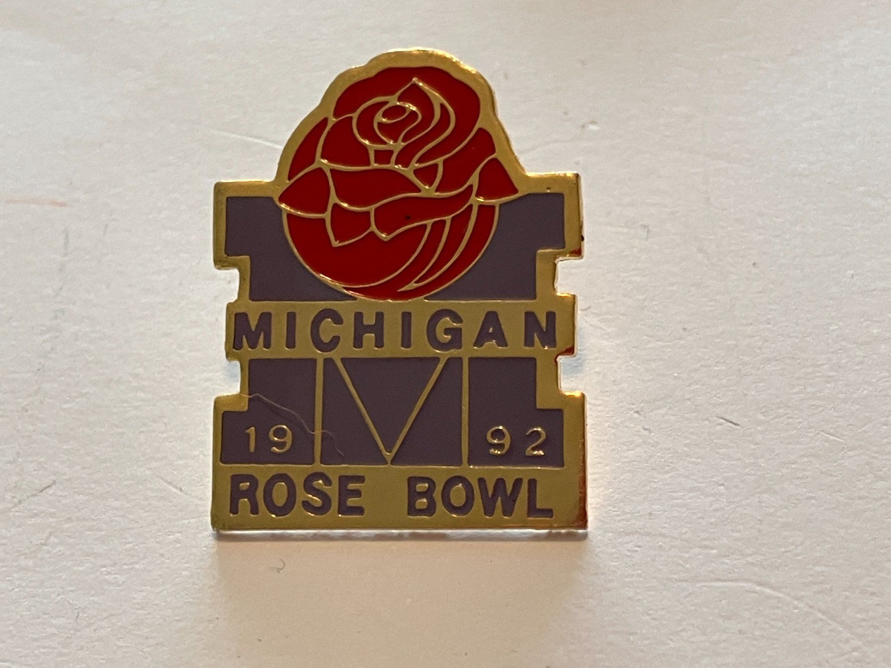 Plaketten & Abzeichen: 1 Pin Michigan Rose Bowl 1992 – Gebraucht aus Basel von djwwpp
