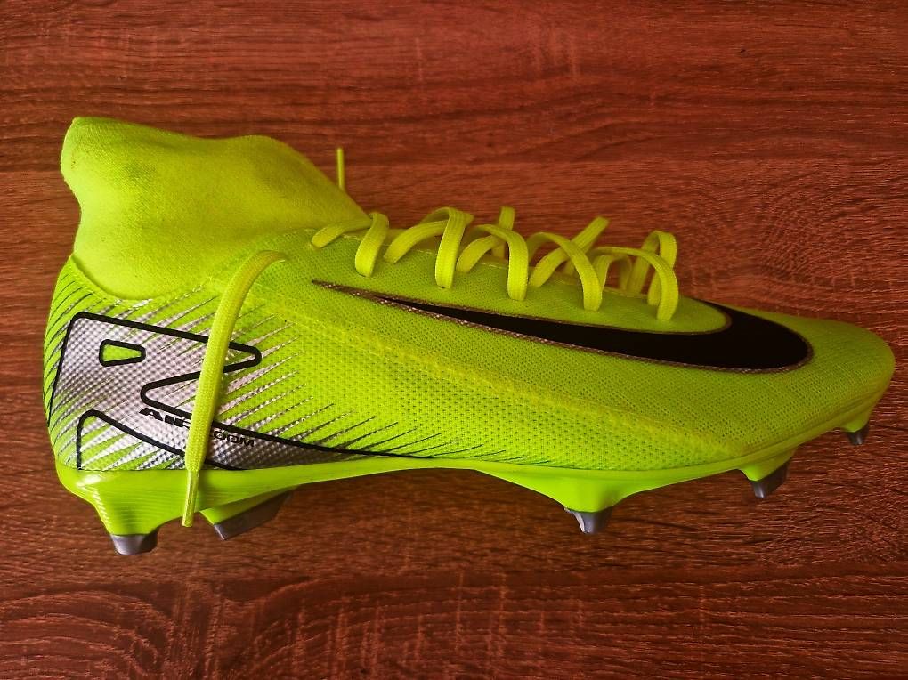 Nike Scarpe per ragazzi: Scarpe da calcio Nike giallo/nero – Nuovo e nell'imballaggio originale da Someo venduto da tania82 1