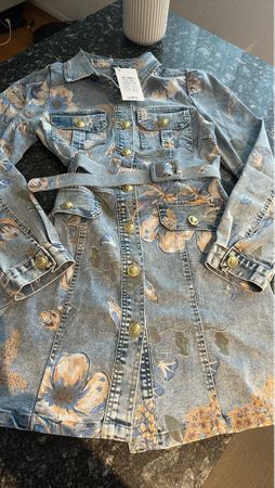 Vintage Jeansjacke mit Blumenmuster und goldenen Knöpfen