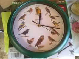 Schöne Wanduhr mit 12 Vogelstimmen - Neuwertig