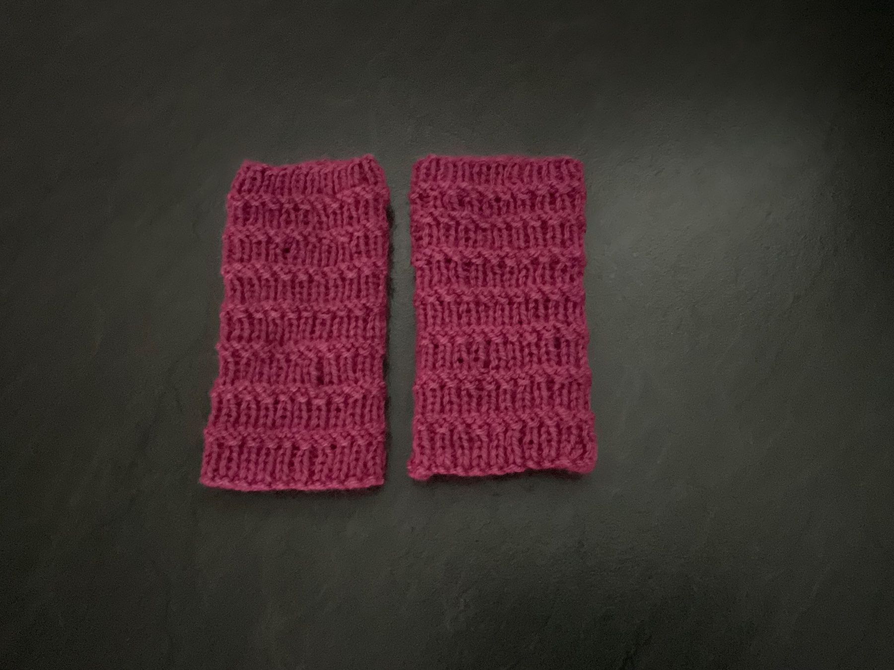 Handschuhe & Handstulpen: Handgestrickte Pulswärmer- Amedisli Lila – Neu (gemäss Beschreibung) aus Wetzikon ZH von FeeF