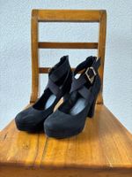 Schwarze Platteau Highheels mit goldener Schnalle, Grösse 38